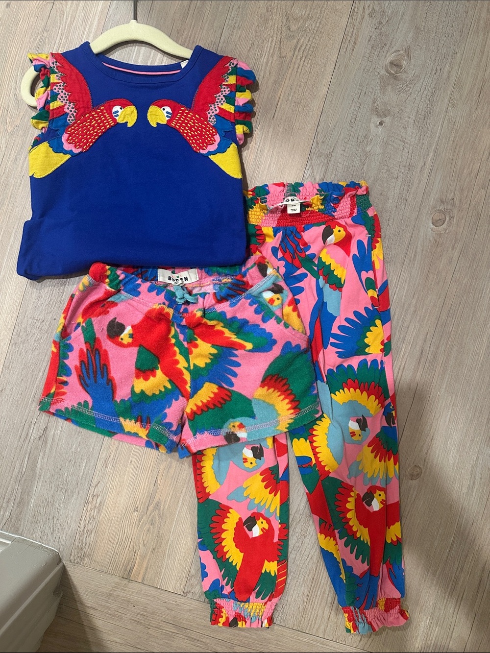 Mini Boden parrot set bundle joggers toweling shorts and ruffle top